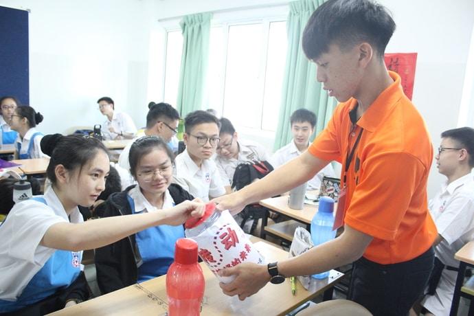 吧巴中学到校募款