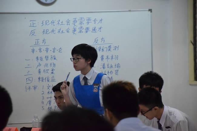 rsz_4-反方二辩正在盘问正方主辩